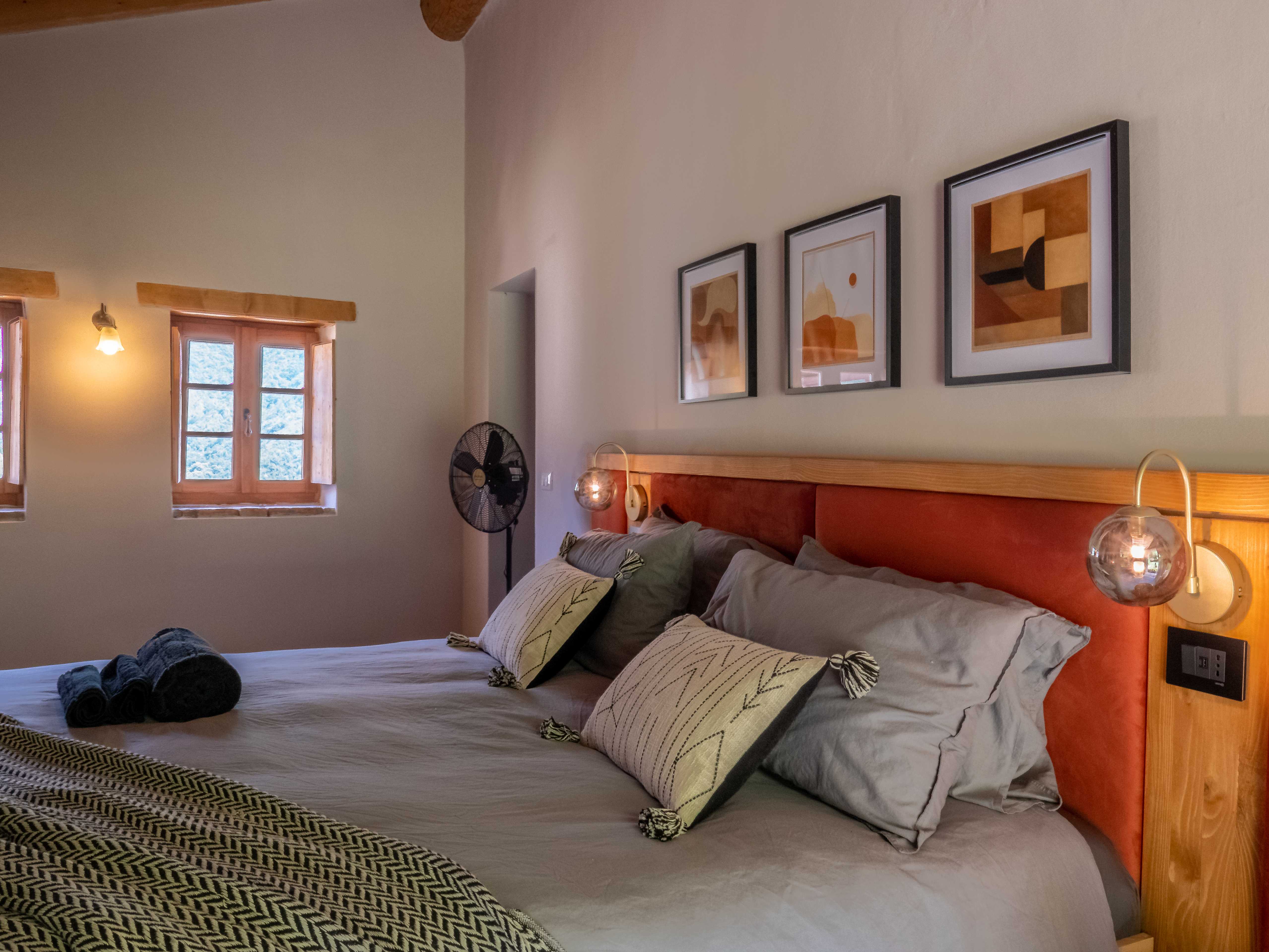 Garden Room 2 bedroom with contemporary design and artwork